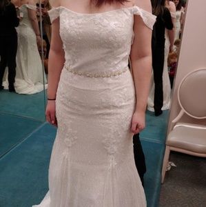swag sleeve layered lace trumpet wedding dress